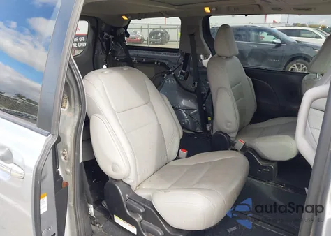 2018 Toyota Sienna Limited Premium 7 Passenger z USA, uszkodzony, nr VIN 5TDDZ3DC9JS208163